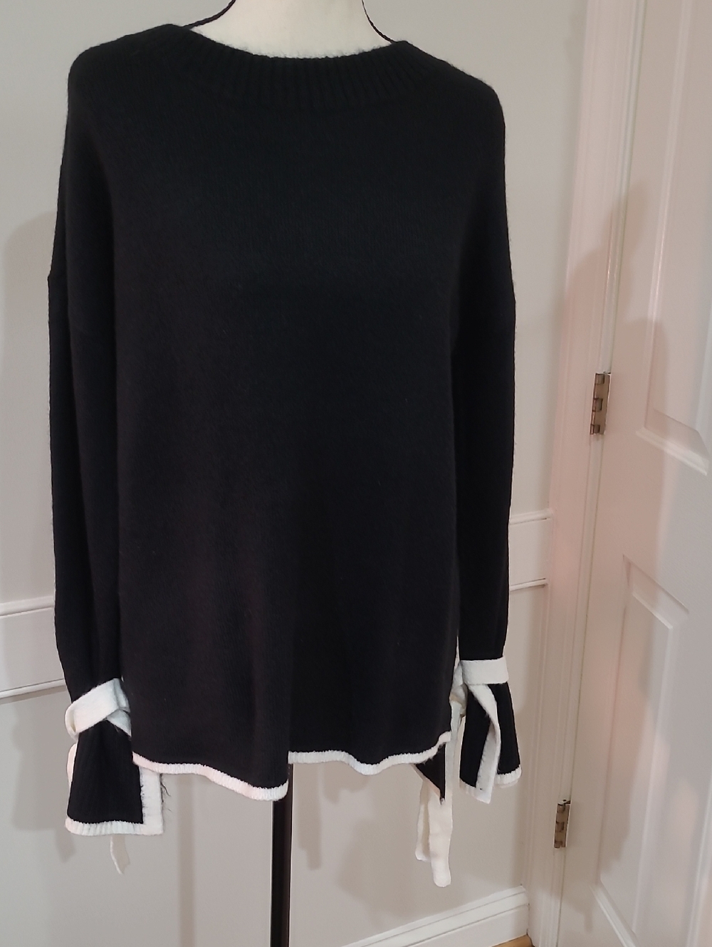 Crown & Ivy Black Crewneck Women's Bow-Tie Cuff Sweater with White Contrast Trim